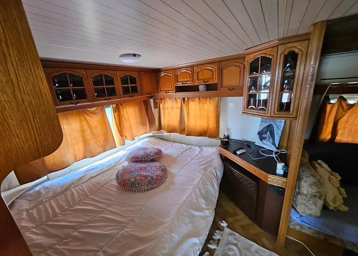 Camping Pirates Queen Caravan Topola