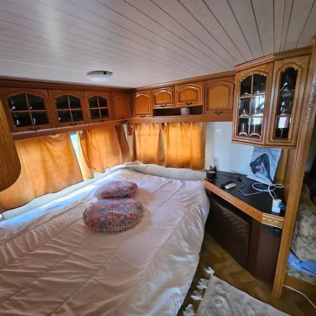 Campsite Pirates Queen Caravan Topola