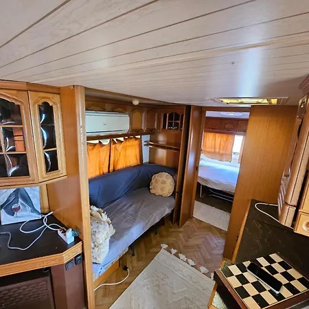 Pirates Queen Caravan Topola